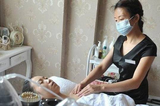 男性催乳师走红,宝妈尝试过后感觉有点吃亏,催乳到底有没有用凯欣说