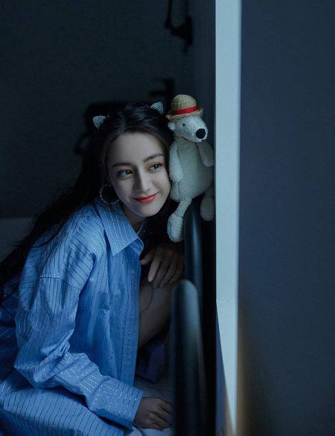 迪丽热巴头戴猫耳配饰身穿男友风衬衫化身猫系女友秀美腿
