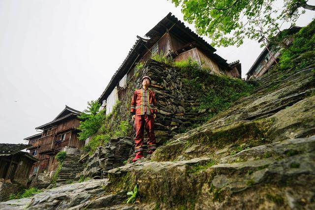 山腰间的民居依山就势,悬空吊脚.井然有序.