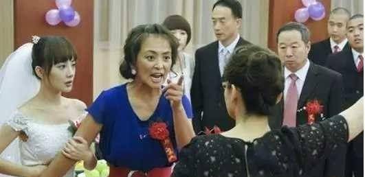 57岁李勤勤素颜老态尽显,三嫁外国人婚姻坎坷,现生活