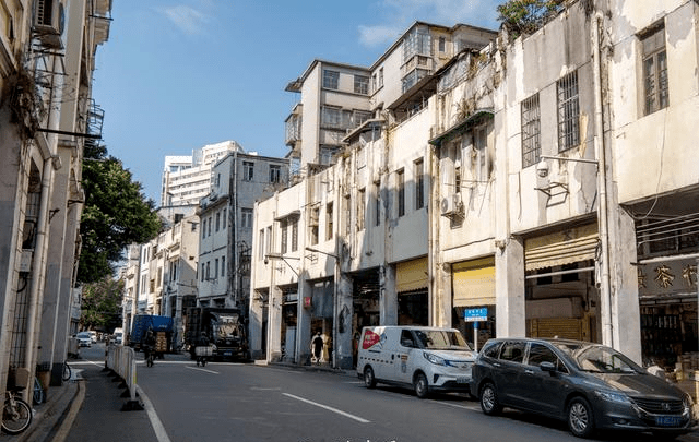 这是一条南北走向的老街,北边连接海珠中路,与大德路相交,中间和南边