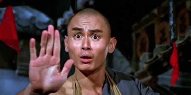 他是著名的武打明星,如今66岁被家人离弃,分家产,幸亏有她帮助_刘家辉