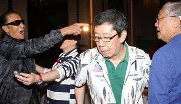 所以很他拌了几句嘴,谢贤想都没想就一巴掌扇了过去,曾江也被打懵了
