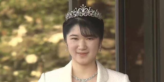 原创日本爱子公主穿中礼服亮相头戴华丽皇冠笑容温暖越来越像雅子