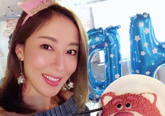 原创杨怡官宣怀孕喜讯35岁罗仲谦即将当爸爸42岁杨卓娜如愿以偿
