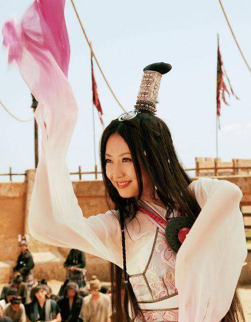 玉漱是图安国的公主,也是图安国的第一美人,她大方美丽,成熟高贵.