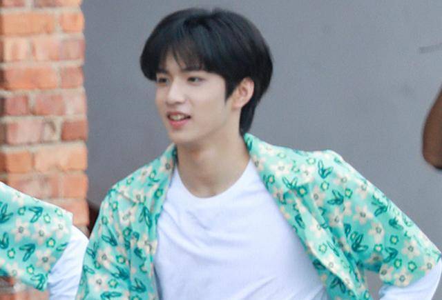 原创快本录制全员骑电动车只有刘耀文蹬三轮还载两人15岁弟弟真难