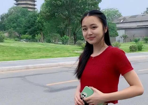 原创中国花滑女神朱易晒近照素颜亮相笑容甜美大长腿令人羡慕