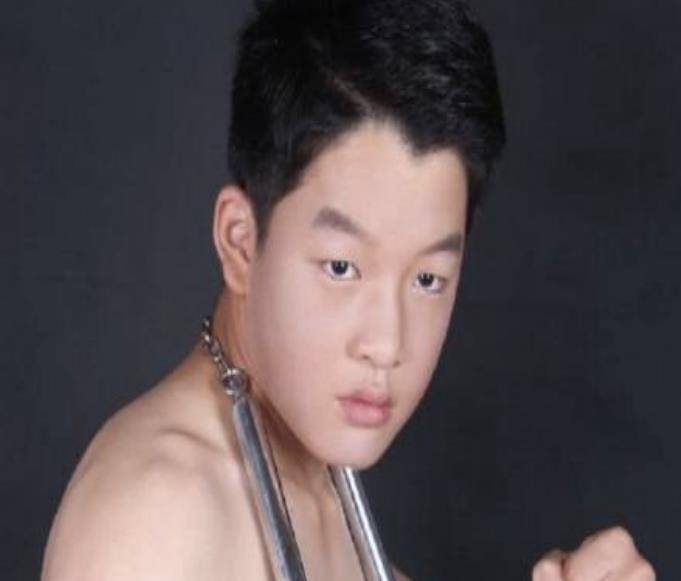 葛行于因长得太丑被家人抛弃,被周星驰相中后走红