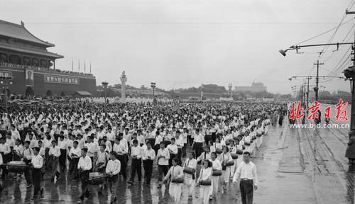 1956年国庆阅兵赶上了大雨.