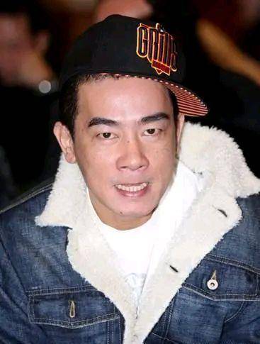 不小心把对方的头发给剃坏了,客人当场就掏出刀子,抵在陈小春的脖子上