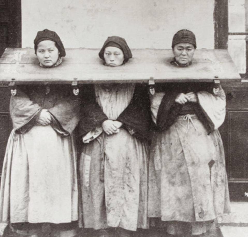 原创1907年北京老照片女囚犯戴枷锁满脸哀伤修鞋匠走街串巷