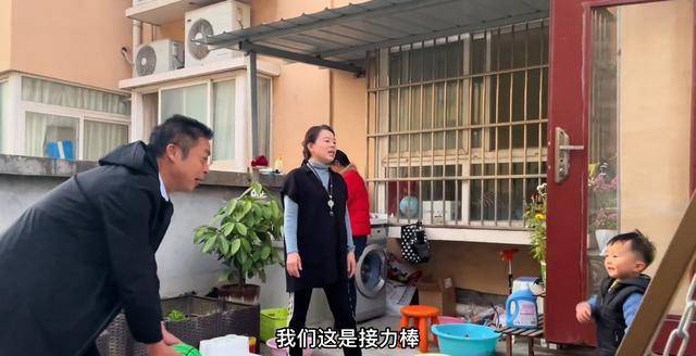 大家都知道,田静搬家以后,夫妻二人在露台上种了一些花草蔬菜,他们要