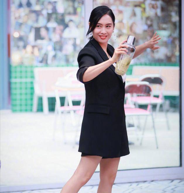 原创朱茵挺会打扮穿西装不走寻常路巧在外套上挂条链子颇显时髦