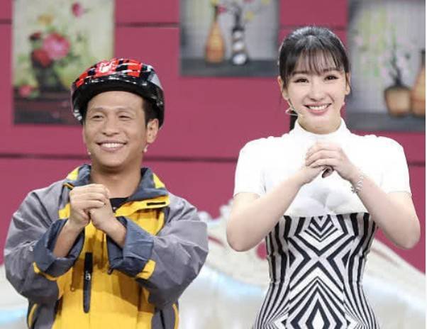 38岁宋小宝一家近照,二婚老婆长得貌美如花,两个龙凤胎颜值高_霍小红