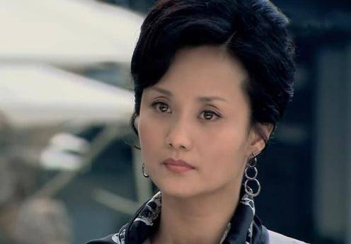 慕容云海出生于豪门,李颖饰演的沈含枫自然是一名阔太太了,她十分疼