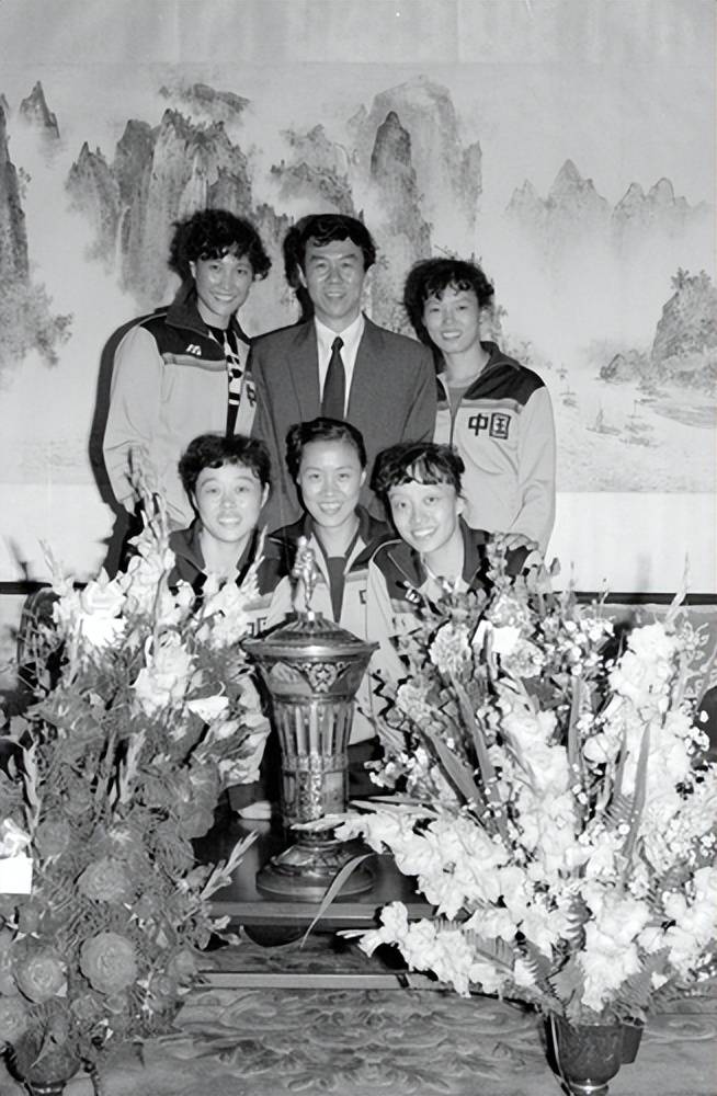 后右,孙晋芳(前左,张蓉芳(前中,杨希(前右)和袁伟民世锦赛奖杯合影
