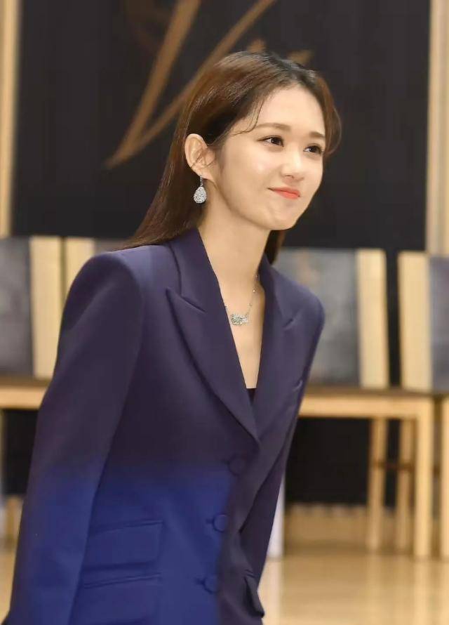 原创张娜拉你都不会老吗一身西装也挡不住的少女感这状态我真的服