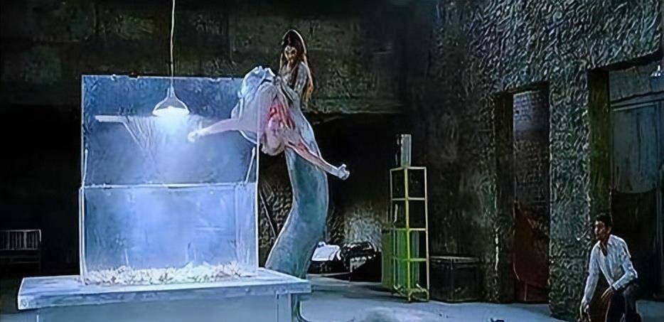 讲述了一位身患绝症的科学家为了一己私欲闯入丛林,以期获得女蛇身上"