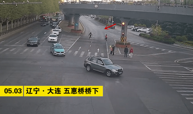 行至五惠桥桥下时,看到迎面走来的一男一女正在争吵,"走到两人旁边的