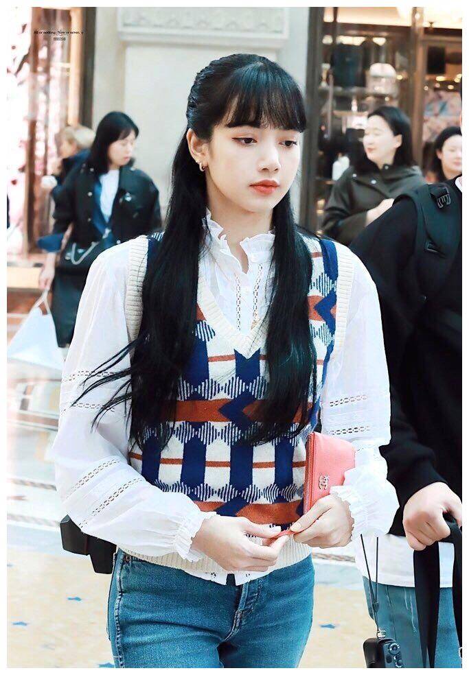 虽然这种花纹看起来有点老气,但是丽莎的黑色长发和刘海齐发的发型依