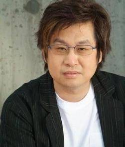 58岁歌手郑智化罕露面,瘫坐轮椅难行动,3名人员搀