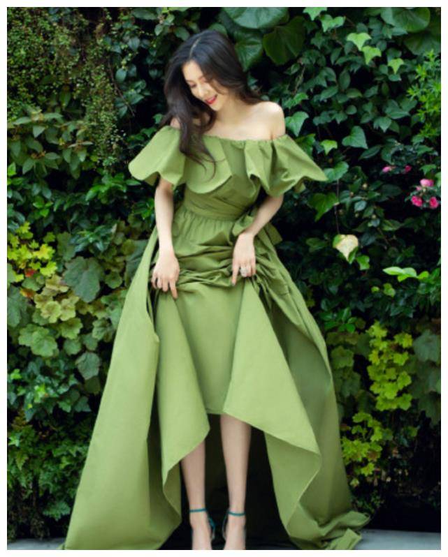 一身绿色礼服的背景很快就会变成森系,但在她的脚上这双花纹高跟鞋的
