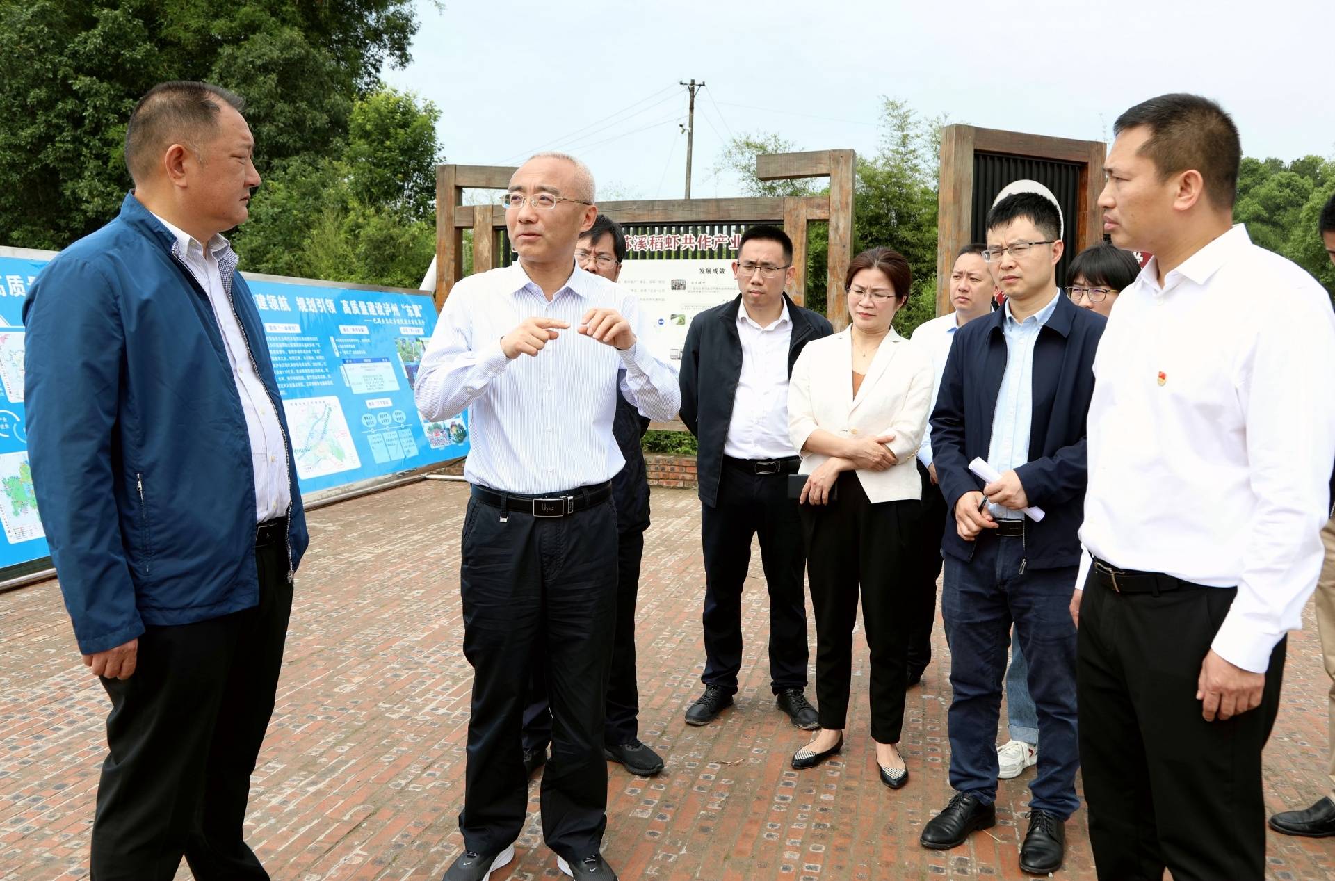 泸州市委常委组织部部长曹斌到合江县调研片区党建和村集体经济情况