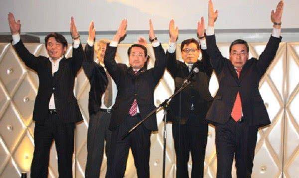 原创日本人喊万岁时为何像投降一样高举双手