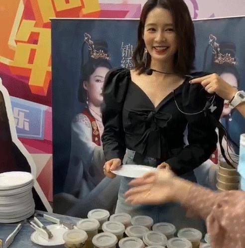 原创李沁活动生图曝光看到穿着高跟鞋的脚趾头暴露女明星的通病