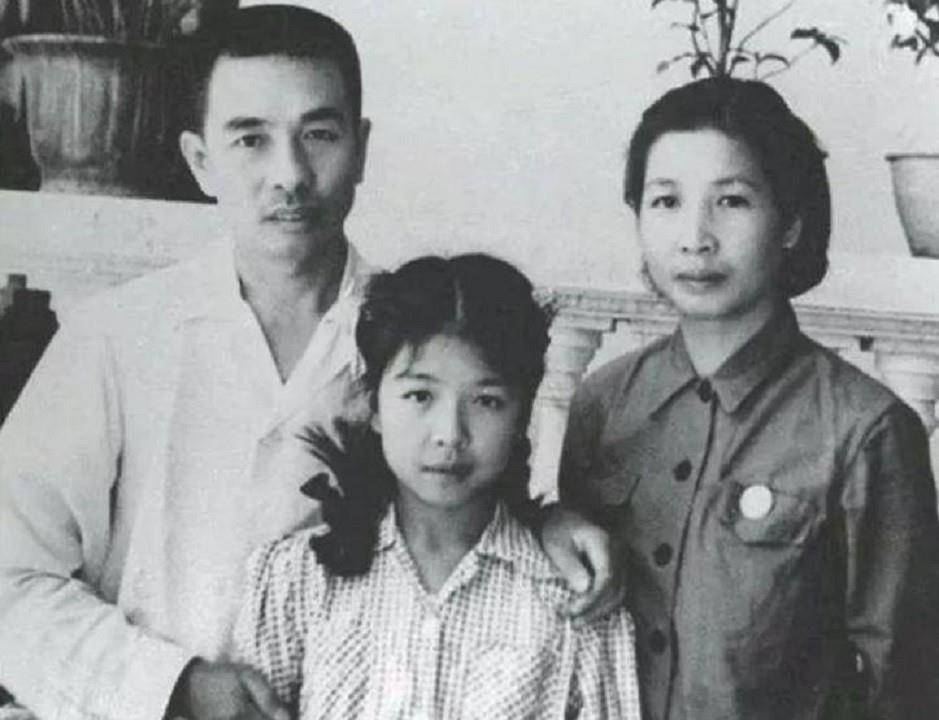 1950年,曾志在湖北武汉找到了儿子曾春华,这让她想起了早年留在井冈山