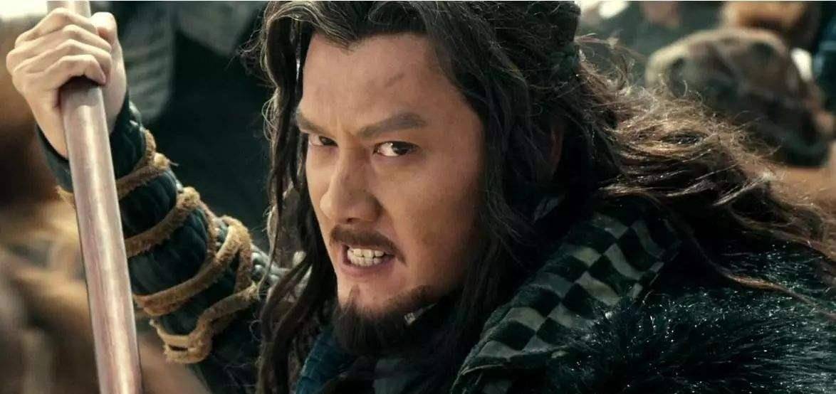 项羽的身边聚集着自己手下勇士,可以节省力气,同时可以为他提供兵器