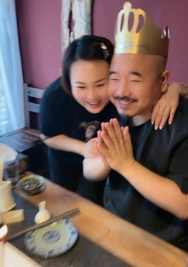 "刘能"庆祝52岁生日,与娇妻同框似两代人,女儿五官清秀萌味足_王小利