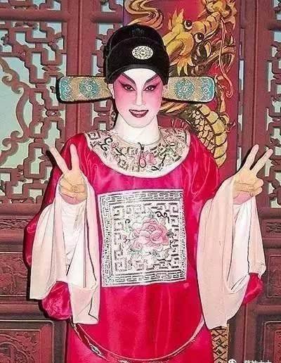 从无线台庆剧《刀马旦》中饰演女扮男装的高一鸣开始便一发不可收拾