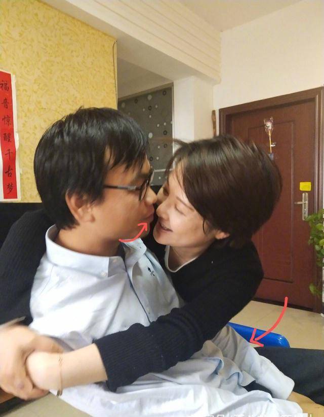 原创袁立晒与新婚丈夫合照背后搂抱丈夫还索吻丈夫表情极不情愿