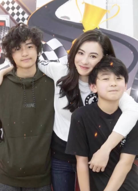 原创14岁的谢振轩长得越来越像爸爸谢霆锋与弟弟可继承10亿家产