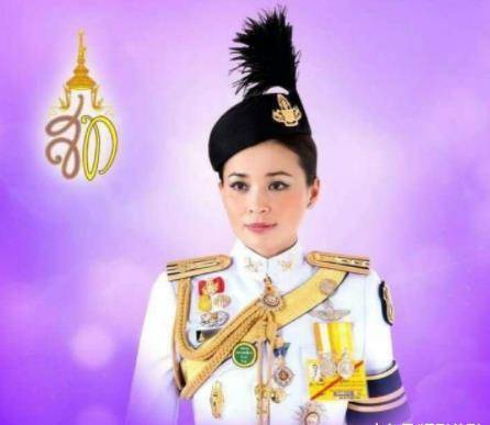 国外王后过41岁生日,昨天陪丈夫祭拜,今日大桥为她亮灯!