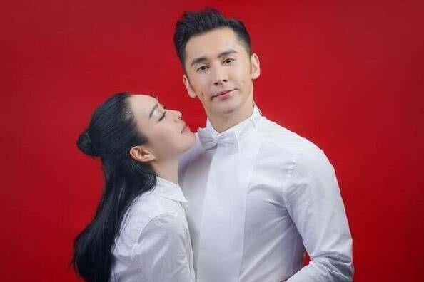 赵丽颖在微博上秀出了他俩的结婚证件照,红底的照片上,两个人笑得很