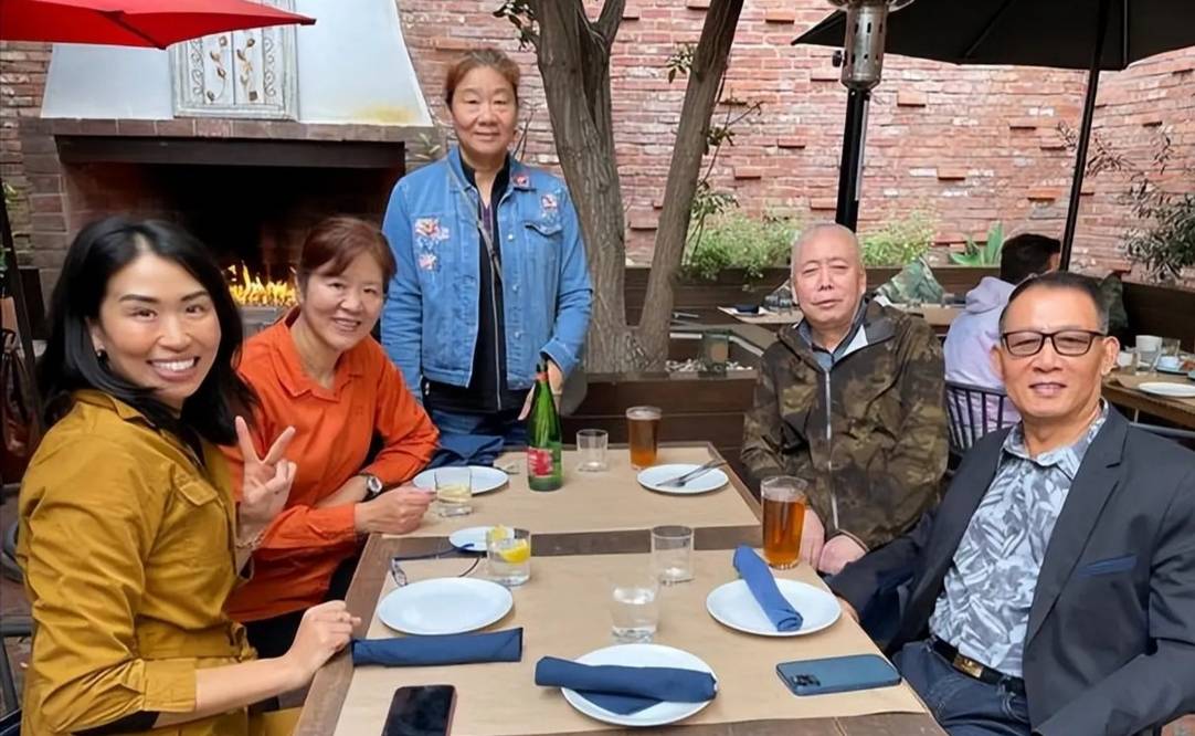 郎平白浪的女儿穿着黄色连身衣出行,看起来时尚有型.