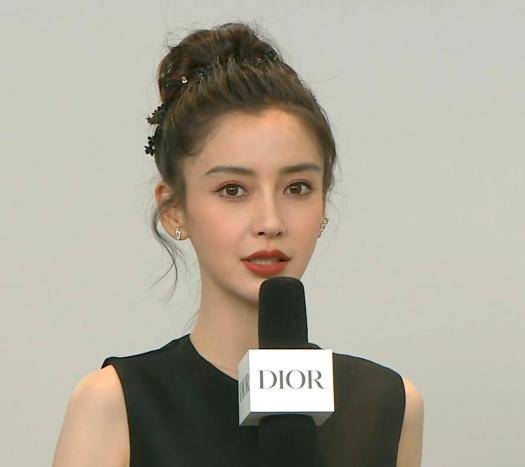 原创杨颖亮相活动头小脸小比例优越笑起来依然是饺子下巴