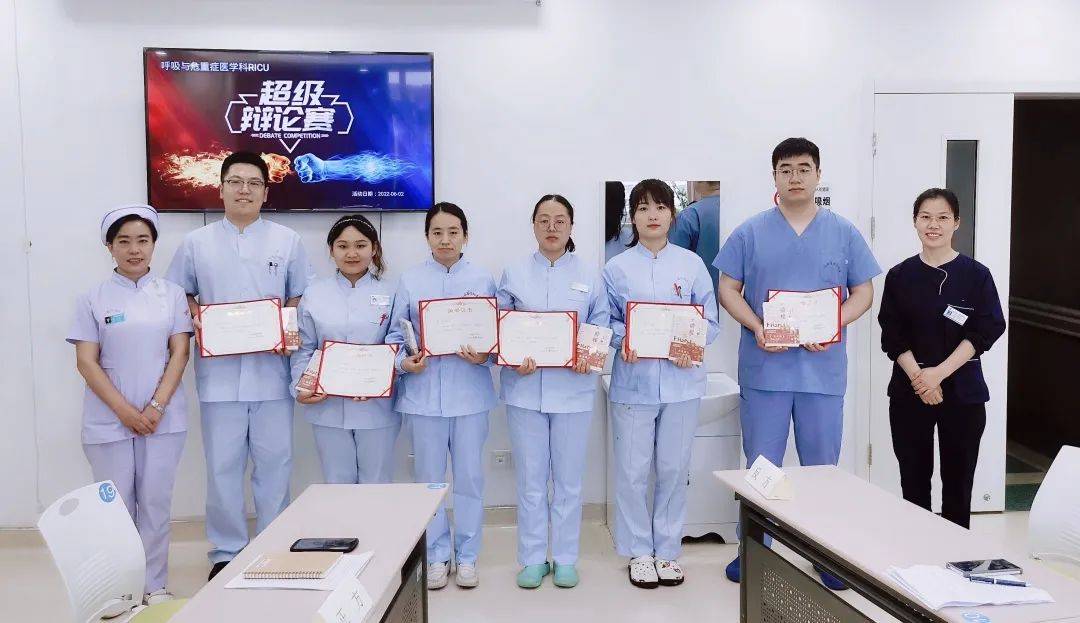 最终正方团队略胜一筹获"优胜团队"奖,正反方一辩张静,田云娟表现突出