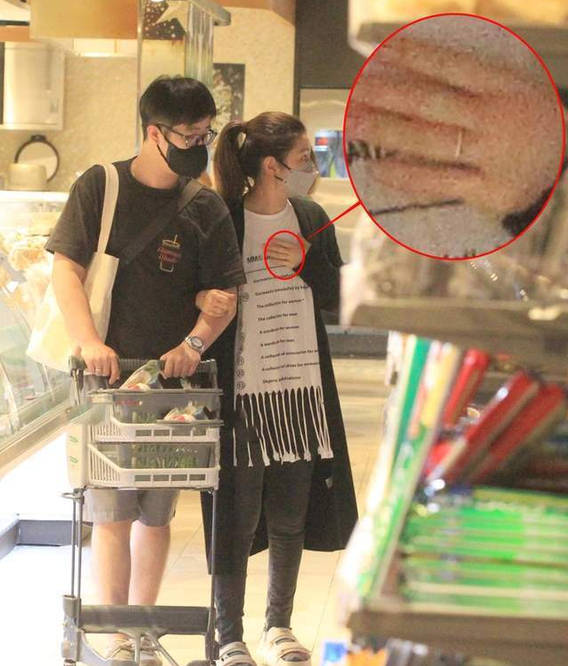 selina与男友秀恩爱牵手看展逛超市无名指戴情侣对戒好甜蜜