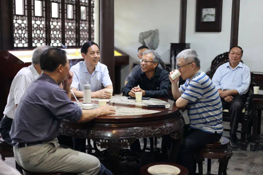 出席本次文化沙龙的有程华国,翟晓声,汪长根,王金兴,邱晓翔,相秉军