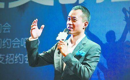 从电视主持到"阶下囚,邱启明锒铛不听话后,妻子李菡怎么做的?