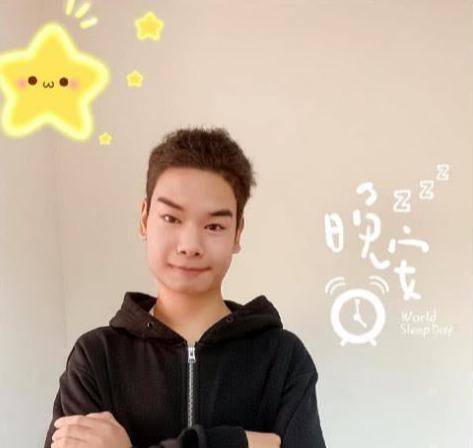 网红小吴近况曝光,因发际线还清50万债款,考虑转行卖