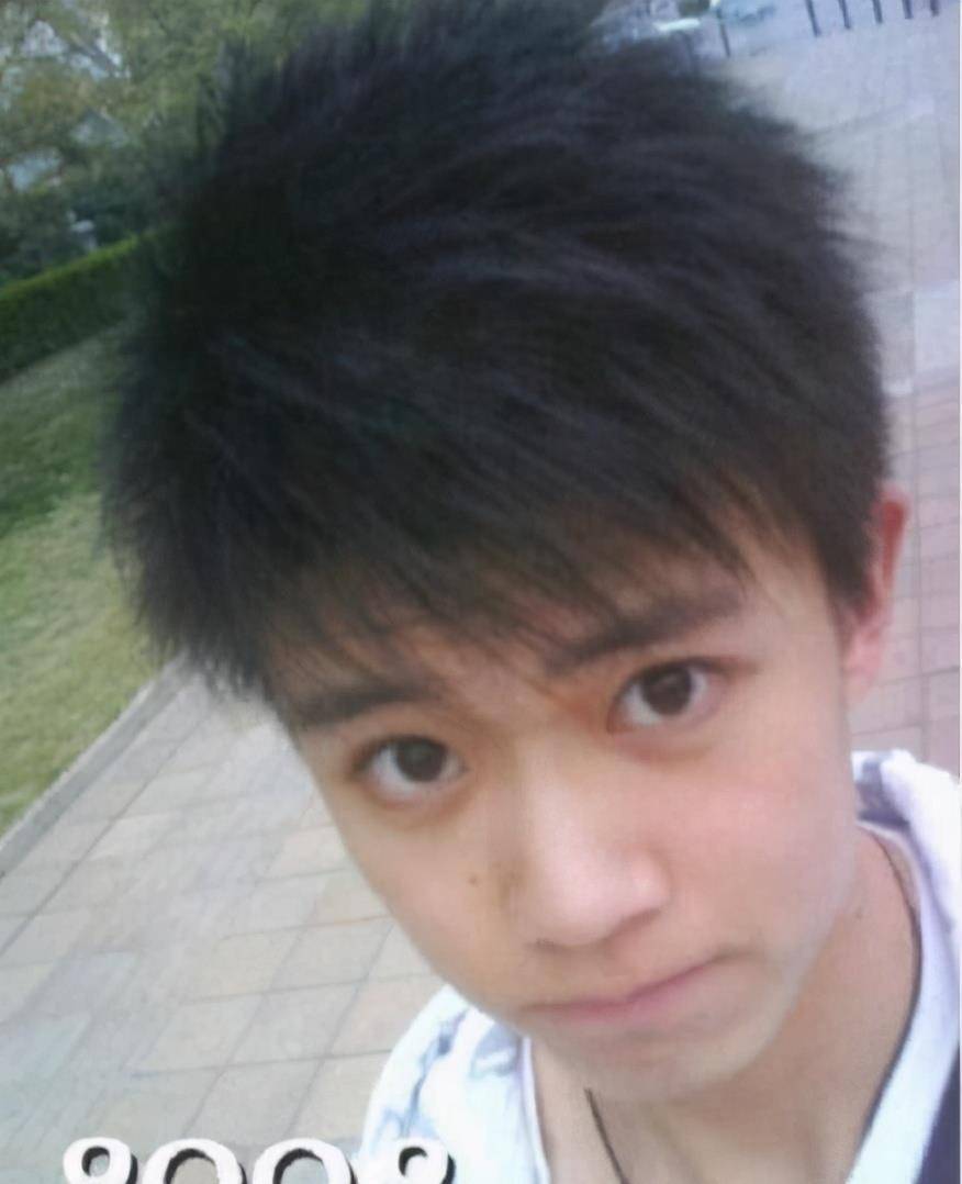 任嘉伦学生时代旧照曝光,撞脸弟弟易烊千玺,_陆大人_聂欢_眼神