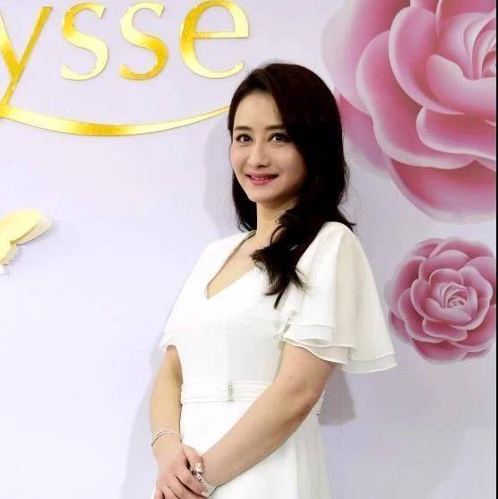 44岁陈德容近照曝光身材脸型大变样和自己微博ps后的判若两人