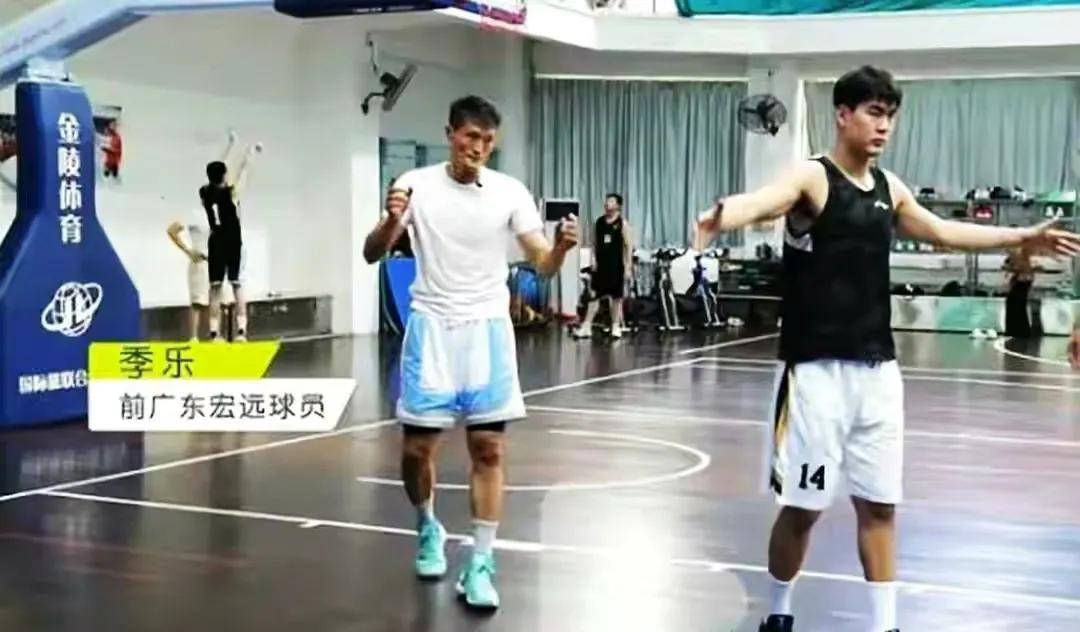年为了推动家乡篮球发展,重出江湖,以队长身份加盟到家乡球队广西威壮