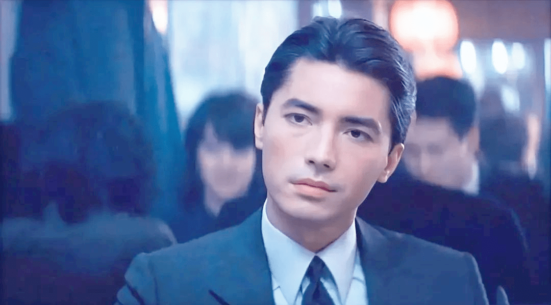 棱角分明,浓眉大眼,高鼻梁薄嘴唇,尊龙这种"浓颜系"的长相,不管在东方