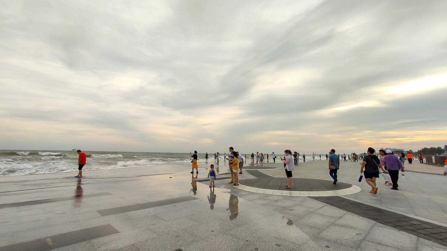 天文大潮叠加西南大浪,今天,北海银滩景区真是好浪啊!_潮位_游客_海水